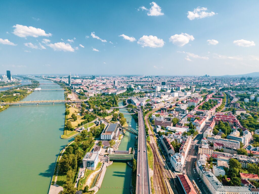 wien vogelperspektive dronenbild von wien über der donau